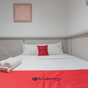 Reddoorz At Arwiga Hotel Near Rs Hasan Sadikin Bandung